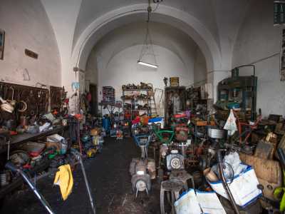 Nell�ambiente dal forte odore di olio, notiamo banchi da lavoro in legno, taniche, chiavi, cacciaviti, pinze...